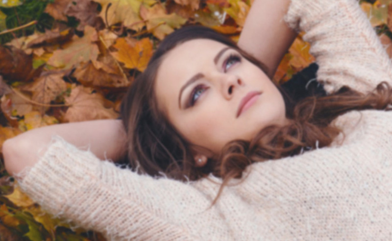 Fiatal nő levélágyon pihen.