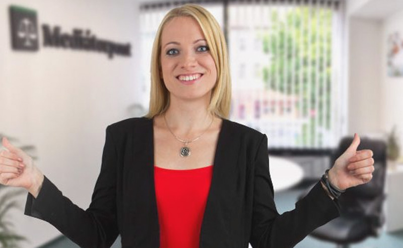 Dr. Farkas Dorottya LL.M. ügyvéd az irodában