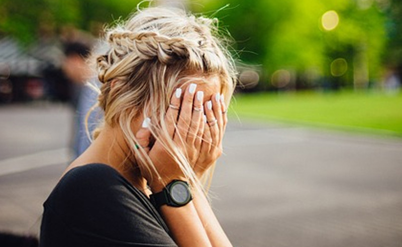 Férfi látványosan befogja a fülét