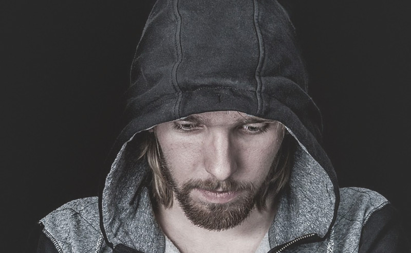 Férfi kapucnis kabátban