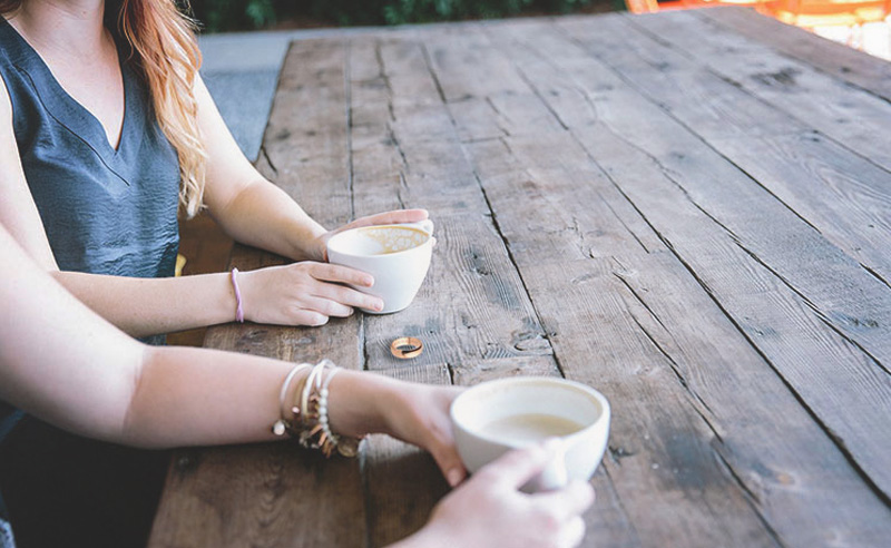 Nők kávézóban beszélgetnek