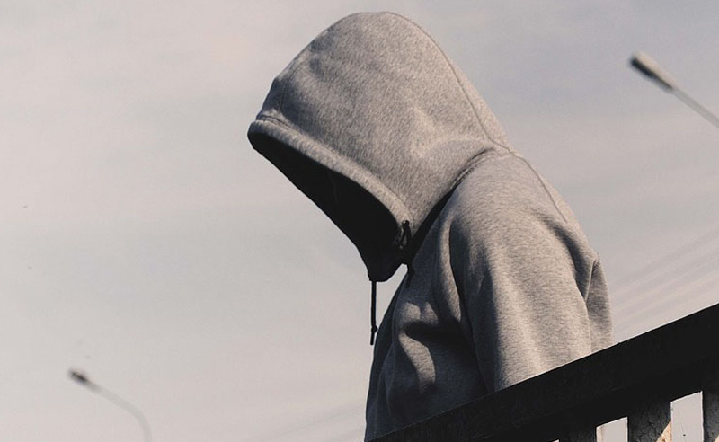 Férfialak kapucniban