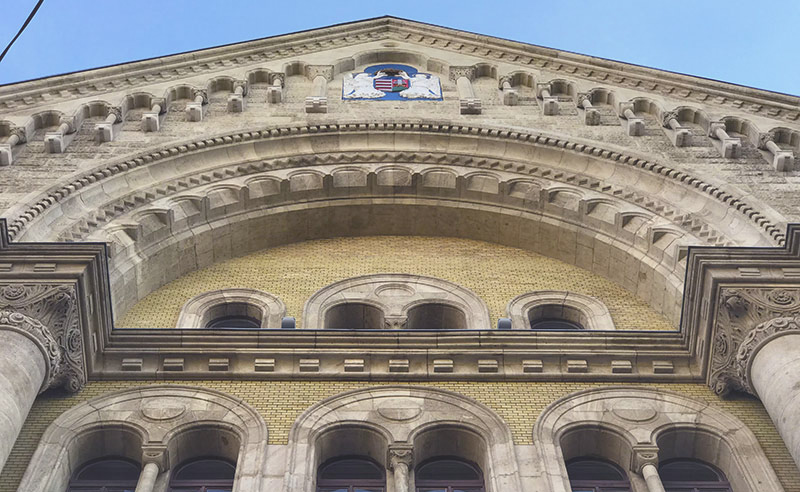 Bíróság épülete alulról