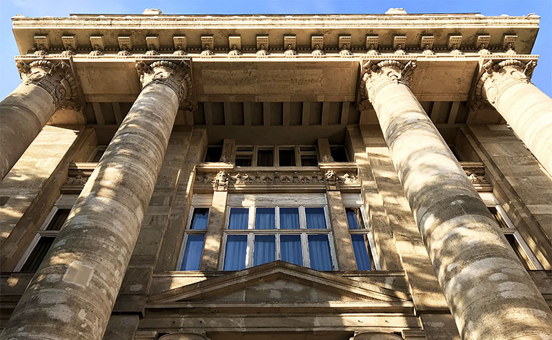Bíróság épülete alulról