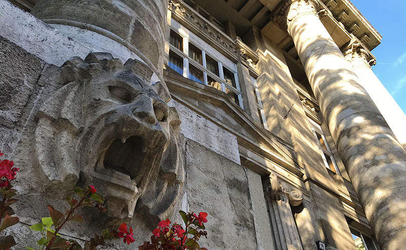 Bíróság épülete oroszlán-szoborral