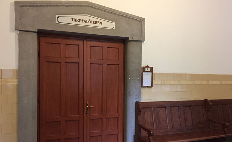 Tárgyalóterem bejárata - fa ajtó