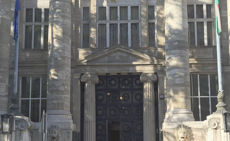 Bíróság bejárata, nagy kapu