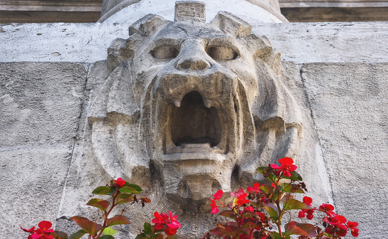 Oroszlánfej szobor a Kúria előtt