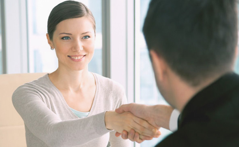 Nő és férfi kézfogása