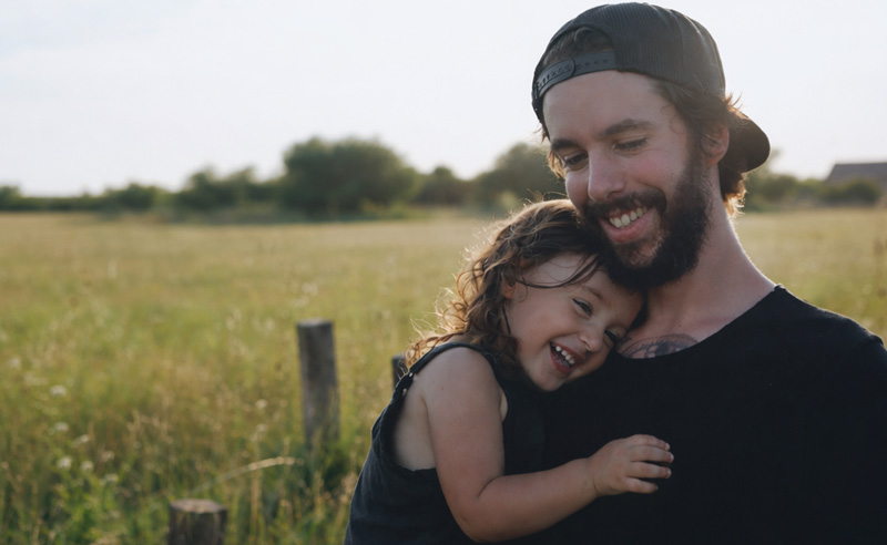 Édesapa a lányával a mezőn