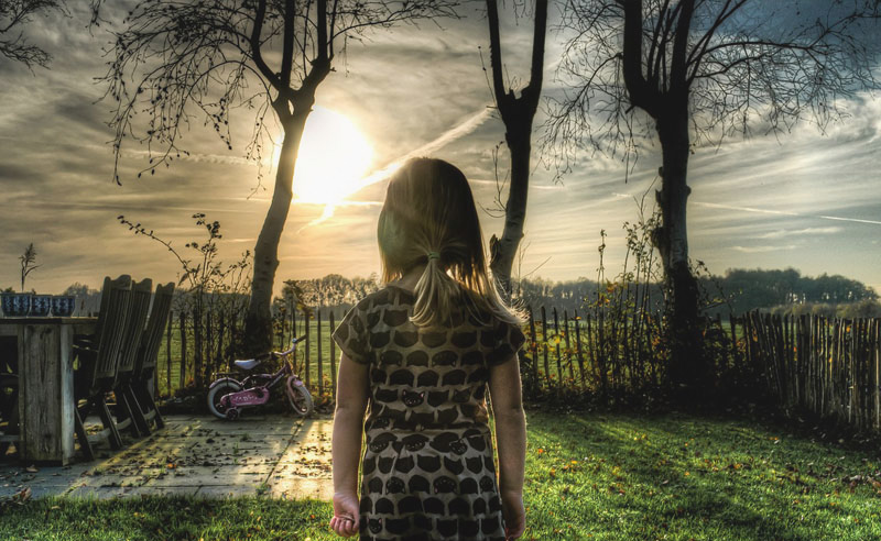 Kislány háttal, tanyán