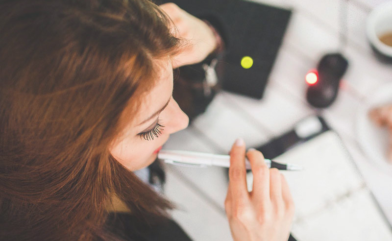 Lány asztal fölött tanul