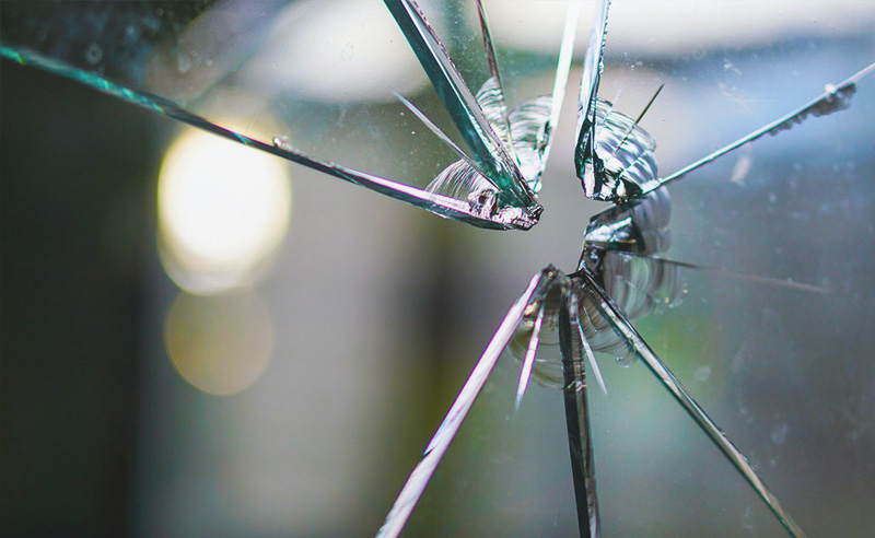 Betört ablak – konfliktus vagy károkozás illusztrációja