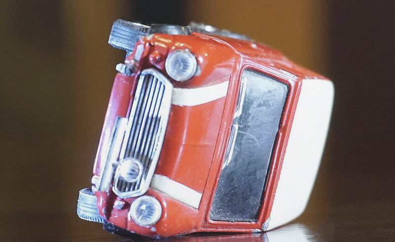 Felborult játékautó - a bűncselekmény szimbóluma