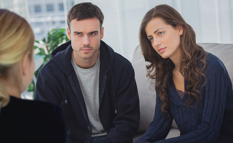 Válófélben lévő házaspár a mediátor irodában