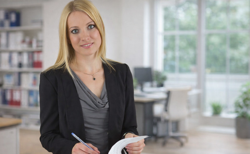 Dr. Farkas Dorottya LL.M aláírja a mediációs egyezséget