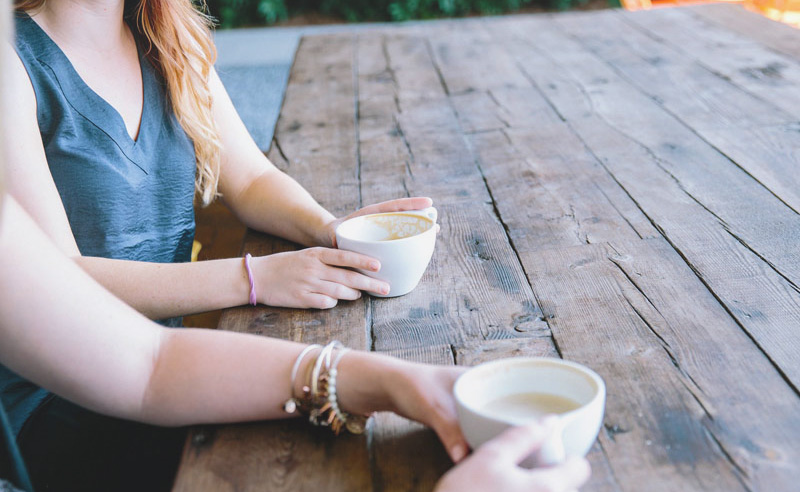 Barátnő válási tanácsokat ad a kávézóban