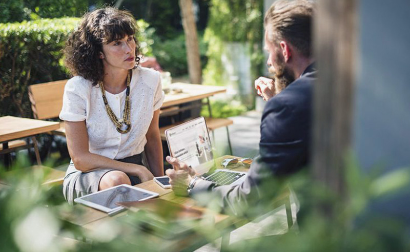 Megbeszélés kávézóban