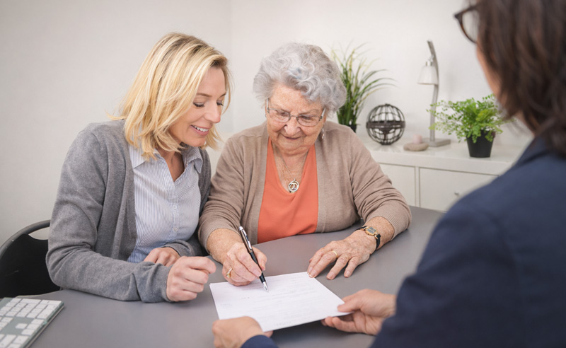 Férfi esős időben jobbkezes utcából érkező autót figyeli.