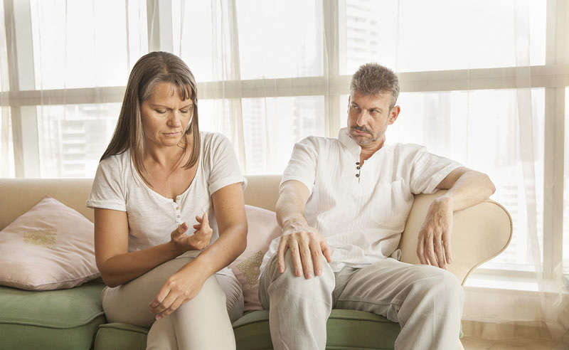Házaspár kanapén vita után