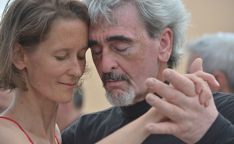 Férfi és nő tánc közben - az egyetértés szimbóluma