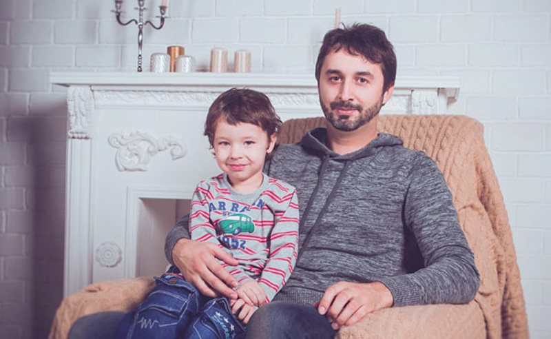 Apa fiával a fotelben.