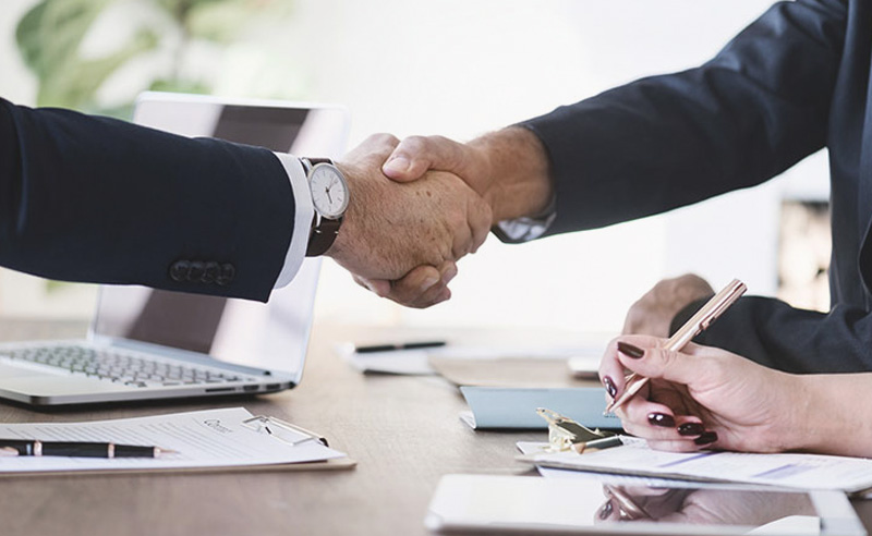 Kézfogás megbeszélés után - a megállapodás szimbóluma