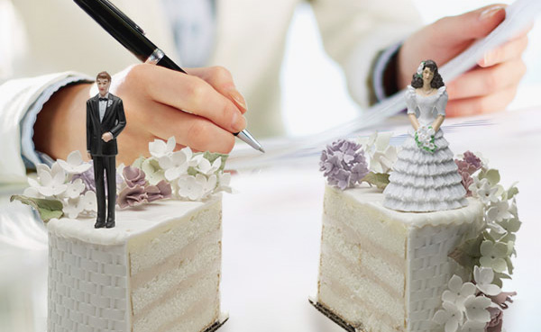Kettévágott házassági torta - a válás szimbóluma