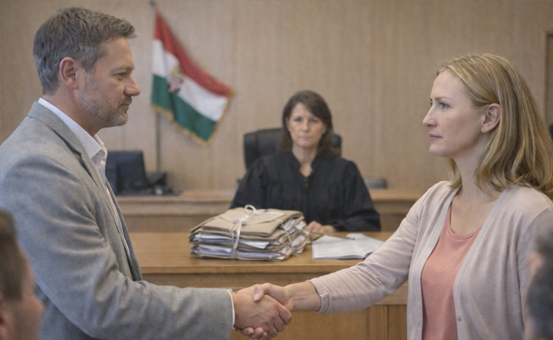 A volt házaspár kezet fog a bíróságon a válás után.