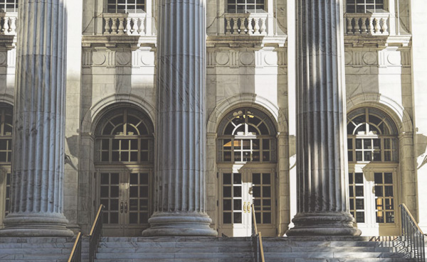 Bírósági épület lépcsői és pillérei