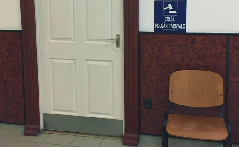 Tárgyalóterem bejárat, üres székkel