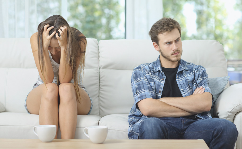 Vitatkozás után pár kanapén